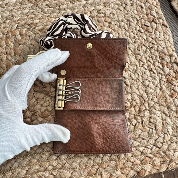 - Louis Vuitton monogram key holder /card holder & wrist key chain - Picture 5 of 11